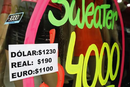 Luego de una semana con el dólar paralelo congelado, los locales en la City porteña expusieron carteles con valores entre $1000 y $1230