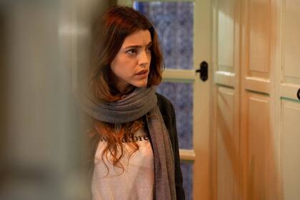 Luego de ver cómo su maquiavélica madre maneja las vidas de todos, la protagonista huye a buscar al hombre que ama