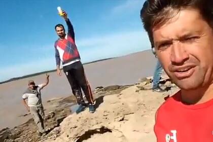 Luego de ver el video en redes sociales, la policía recurrió a Prefectura, cuyos agentes lograron dar con los jóvenes infractores