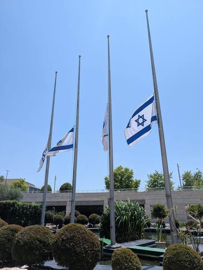 Luego del asesinato, las banderas en todas las representaciones diplomáticas de Israel fueron bajadas a media asta