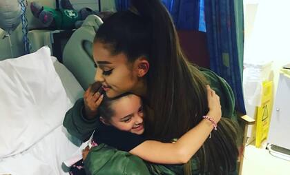 Luego del atentado, Ariana visitó a los heridos, en su mayoría niños. Fuente: El País.