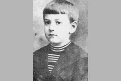 Luego del brote psicótico que sufrió su padre, el pequeño Lovecraft vivió aislado del mundo exterior en la casa de su familia materna