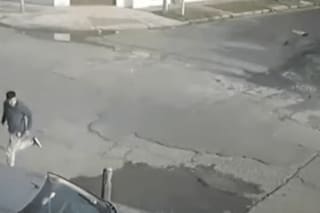 Robaron un auto, huyeron a toda velocidad y lo estrellaron contra un jardín de infantes
