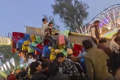 Luego del colapso del juego, los presentes ayudaron a sacar a las personas atrapadas y a auxiliar a los heridos