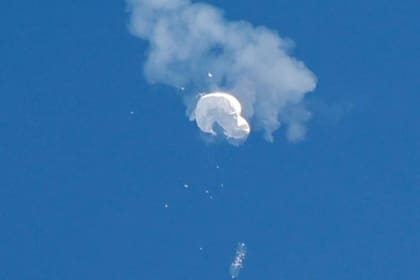 Luego del globo chino de vigilancia (foto) que fue abatido días atrás, un segundo objeto volador fue derribado en el espacio aéreo de Alaska, EE.UU., este viernes; las autoridades siguen trabajando para esclarecer su procedencia