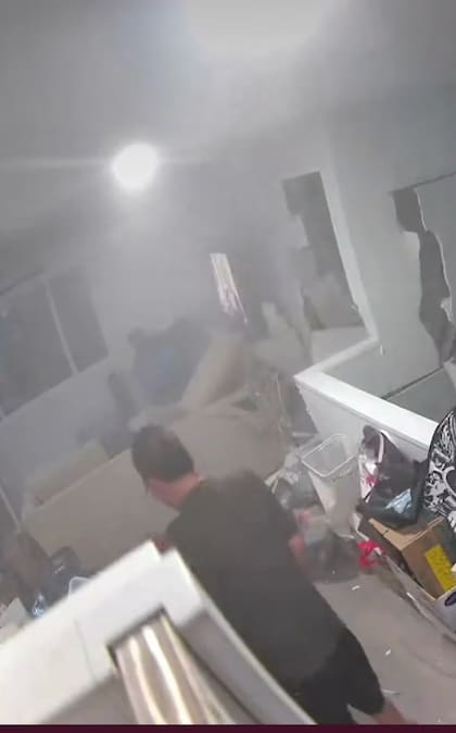 Luego del impacto, la familia buscó con desesperación a la mujer en medio de los escombros