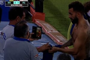 Luego del partido, Carlos Tevez le obsequió su camiseta a un ex combatiente de Malvinas