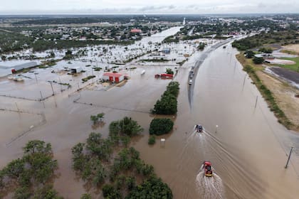 Luego del retroceso del agua tras las inundaciones, Texas comienza con los trabajos de recuperación