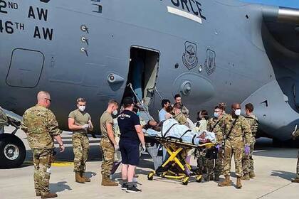 Luego del trabajo de parto, la mujer fue sacada del avión en una camilla