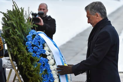Mauricio Macri, durante la ceremonia de colocación de una corona en la Tumba del Soldado Desconocido junto al muro del Kremlin en el centro de Moscú