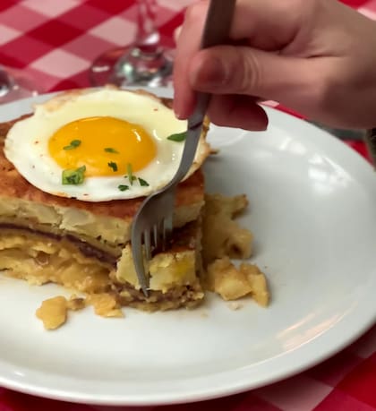 Luego, se vuelve a empanar con huevo, “se pone un poquito de harina para que la cobertura sea más fuerte y se fríe como una tortilla normal”