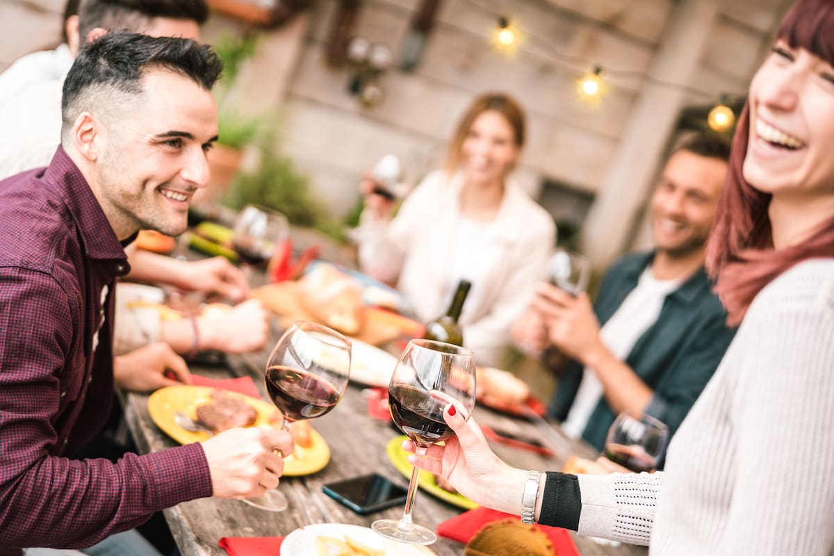 Lugares para no festejar ni en casa ni en un salón: bares y restaurantes con espacios provados