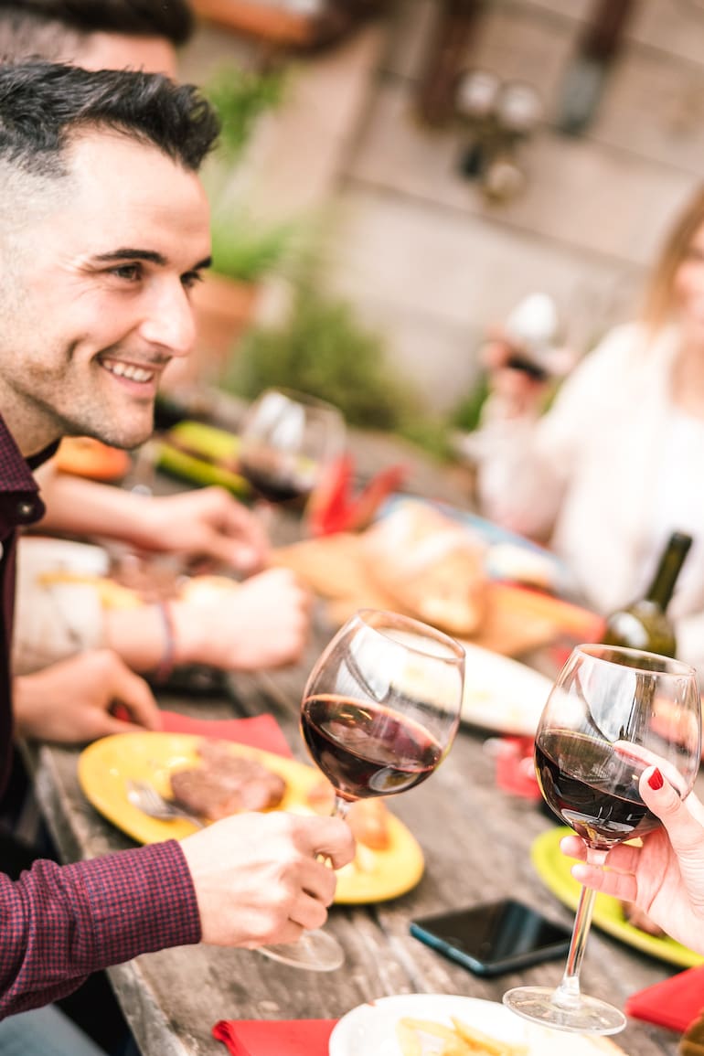 Lugares para no festejar ni en casa ni en un salón: bares y restaurantes con espacios provados