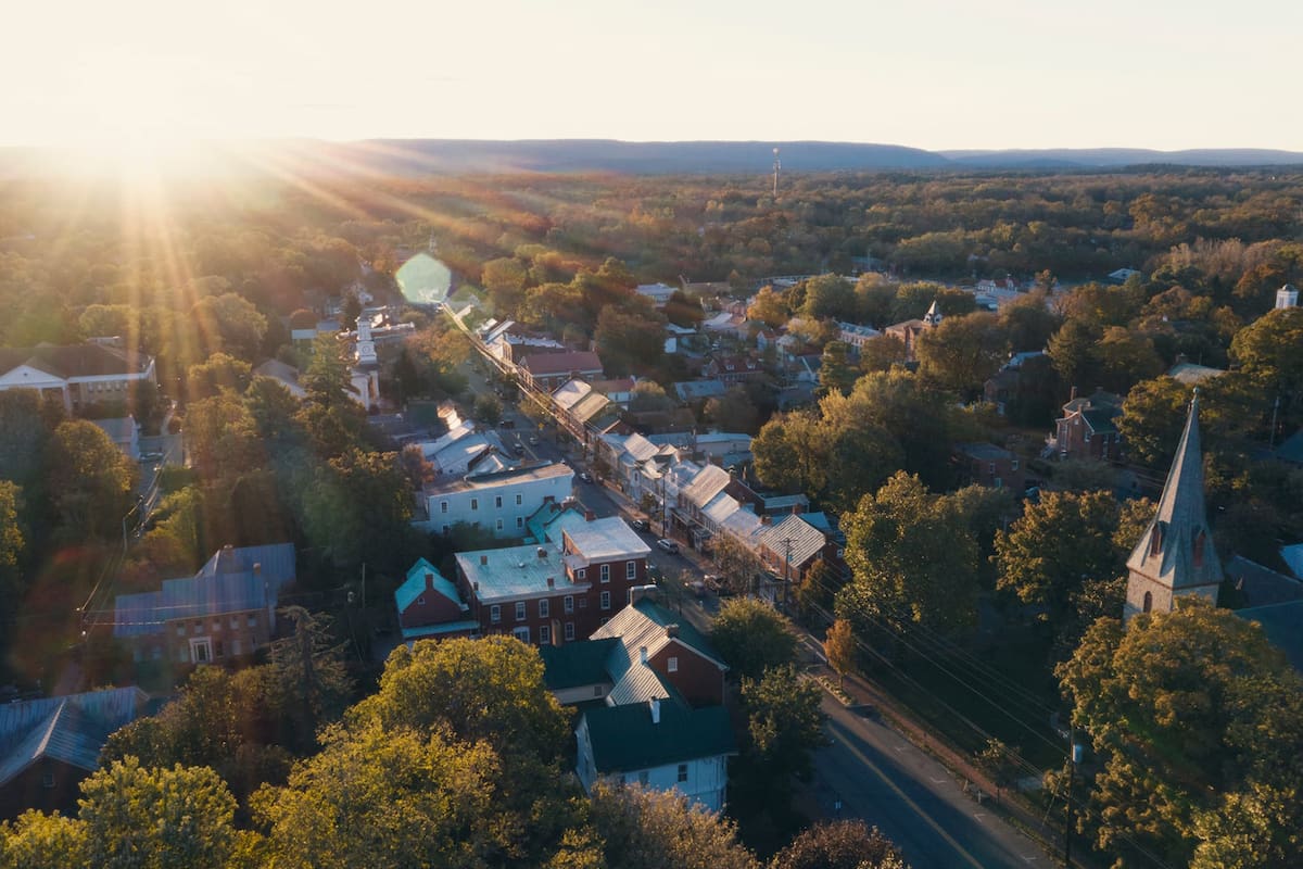 Lugares que ofrecen plata para que la gente se instale ahí. SHEPHERDSTOWN