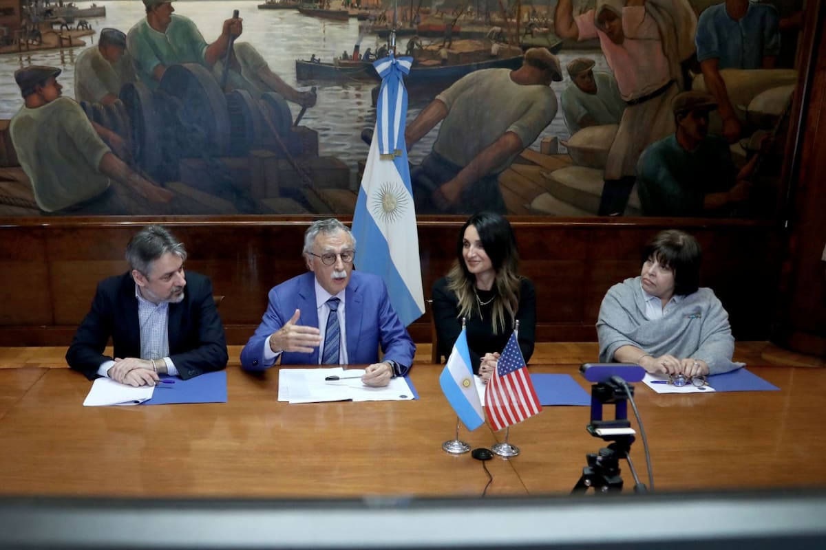 Lugones, junto a Cecilia Loccisano, viceministra de Salud; Roberto Olivieri Pinto, jefe de Gabinete, y Mariana Vázquez Durand, directora nacional de Relaciones Internacionales