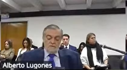 Lugones y, detrás, con una bufanda negra, su secretaria Pérez-Cárrega.