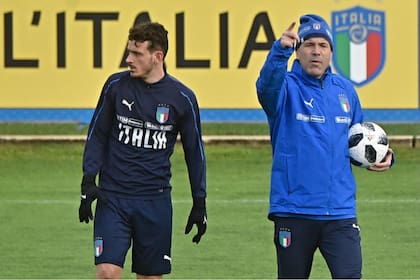 Luigi Di Biagio, el entrenador de Italia, acompañado por Alessandro Florenzi, durante una práctica de la selección en el centro Coverciano, en Florencia