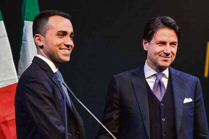 Luigi Di Maio (izquierda), líder del M5E, junto a Conte, propuesto como nuevo jefe de gobierno