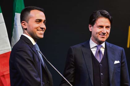 Luigi Di Maio (izquierda), líder del M5E, junto a Conte, propuesto como nuevo jefe de gobierno