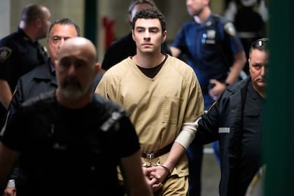 Luigi Mangione es escoltado a la sala de un tribunal, en Nueva York, el 16 de septiembre de 2025. (AP Foto/Seth Wenig)