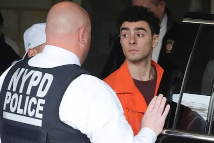 Luigi Nicholas Mangione, sospechoso del asesinato del CEO de UnitedHealthcare, sale del tribunal en Hollidaysburg, Pensilvania, el 19 de diciembre del 2024. (Foto AP/Gene J. Puskar, Pool)