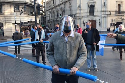 Luis Brandoni improvisó un "corralito" en uno de los banderazos