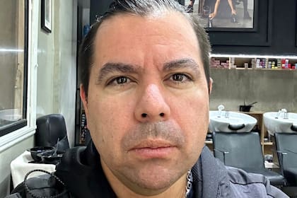 Luis Abel Guzmán, el peluquero que asesinó de un tiro a un compañero y está prófugo
