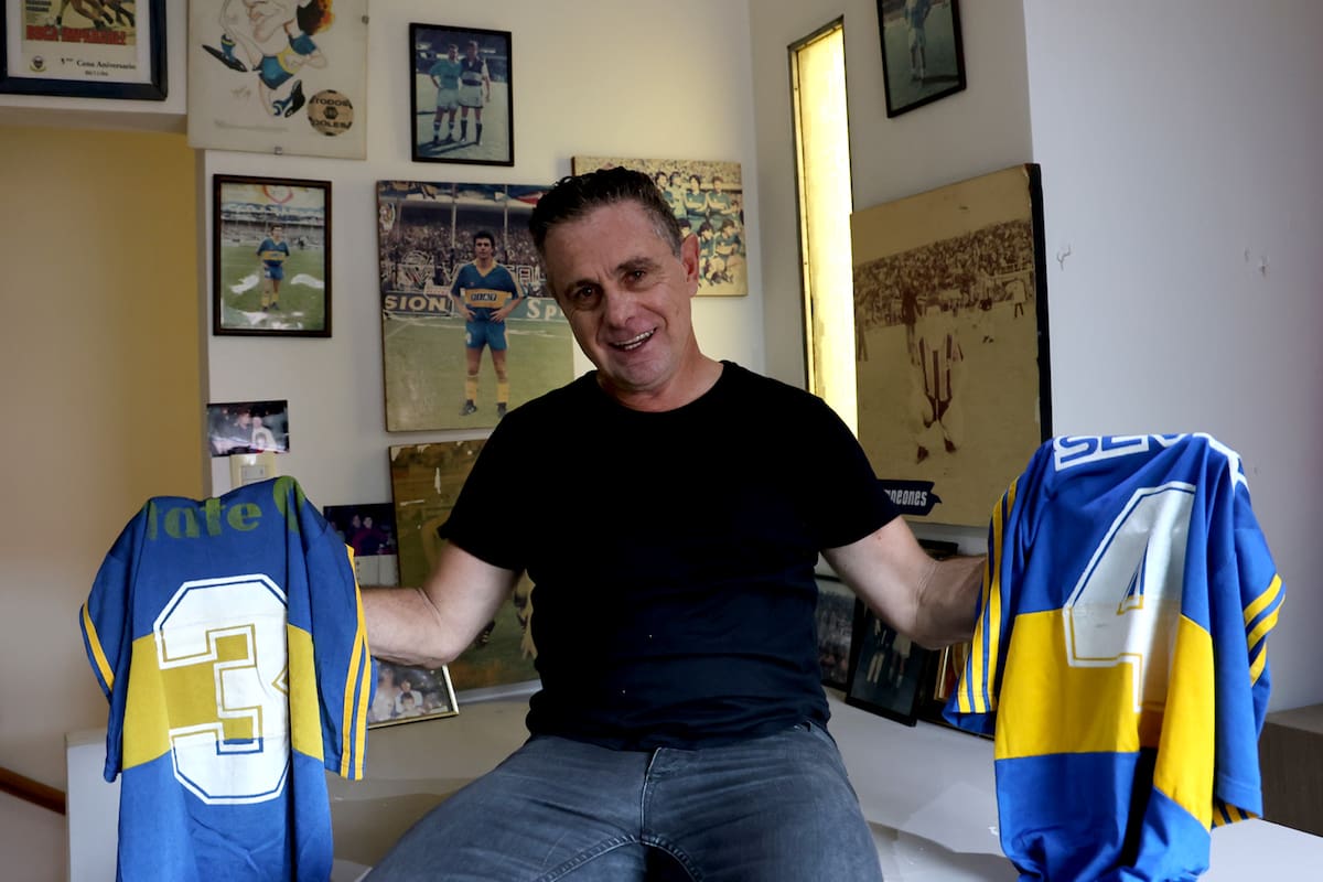 Luis Abramovich en su domicilio de zona norte de la provincia de Buenos Aires, rodeado de recuerdos y con sus dos camisetas de lateral: la 3 y 4