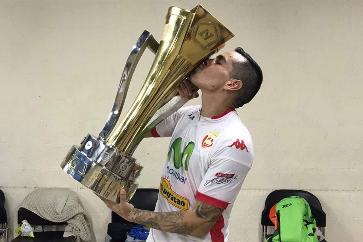 Luis Acuña besa en el vestuario la copa como campeón del Clausura de Nicaragua