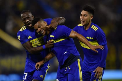 Luis Advíncula celebra junto a Fabra el segundo gol de Boca ante Tigre en la final de la Copa de la Liga, y se suma Pol Fernández; el lateral derecho terminó con un desgarro