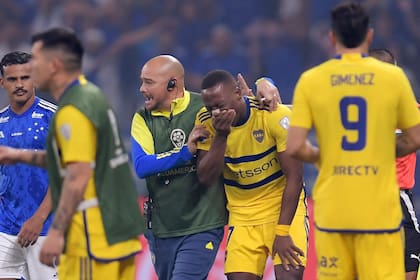 Luis Advíncula se va llorando de la cancha, luego de su expulsión en el inicio del partido ante Cruzeiro