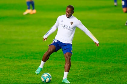 Luis Advíncula viajaría mañana temprano a Tucumán tras finalizar el aislamiento y sería uno de los habituales titulares que jugará ambos compromisos.