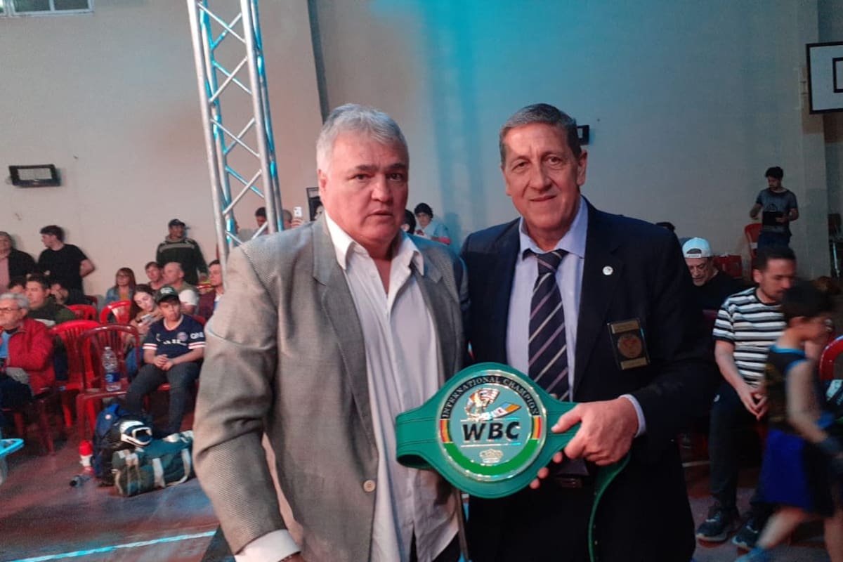 Luis Alberto Doffi (derecha), presidente de la FAB, junto al ex campeón mundial Néstor Giovannini