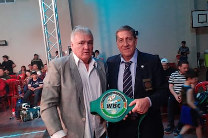 Luis Alberto Doffi (derecha), presidente de la FAB, junto al ex campeón mundial Néstor Giovannini