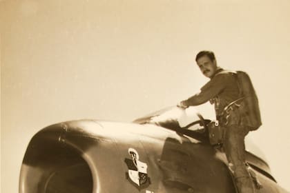 Luis Alberto Puga, en los comienzos de su carrera, mientras sube a un F-86 Sabre