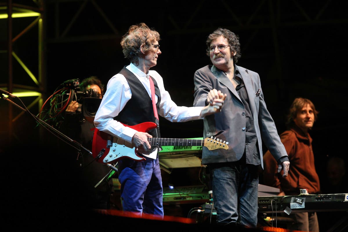 Luis Alberto Spinetta y Charly García en el escenario junto a las bandas eternas