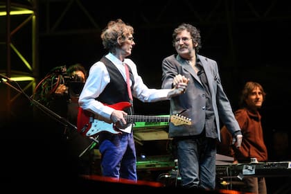 Luis Alberto Spinetta y Charly García en el escenario junto a las bandas eternas