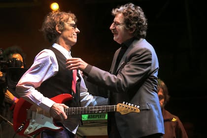 Luis Alberto Spinetta y Charly García luego de tocar juntos Rezo por vos en el el recital Las Bandas Eternas