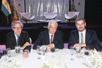 Luis Almagro, Vargas Llosa y Marcos Peña