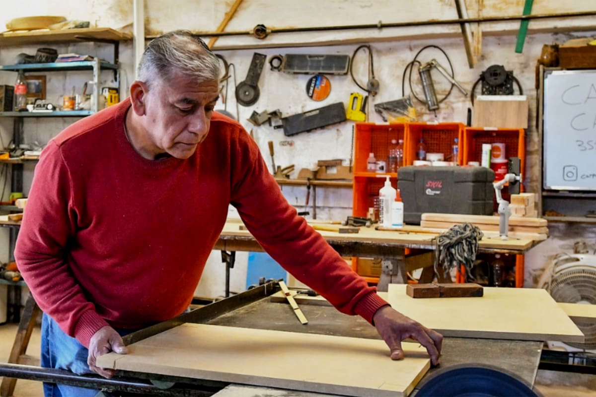 Luis Astorga en su taller del barrio Las Palmas, donde fabricó los sillones que utilizará León XIV durante su visita a Córdoba