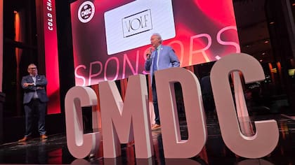 Luis Barcos en la ceremonia de premiación