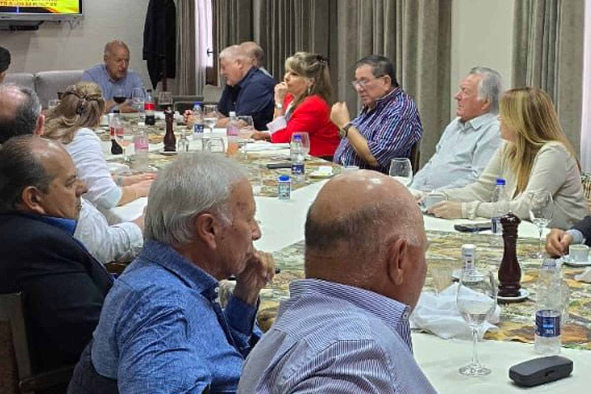 Luis Barrionuevo, dos semanas después del alta, reunido con las autoridades de UTHGRA