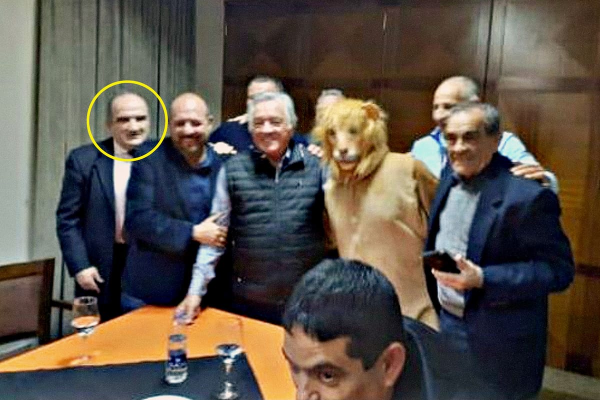 Luis Barrionuevo, en el centro, rodeado por aliados de Milei, uno de ellos disfrazado de león; en un extremo, marcado con un círculo, Rafael Aguirre, el histórico custodio de Menem al que el sindicalista le prometió volver a los pasillos del poder