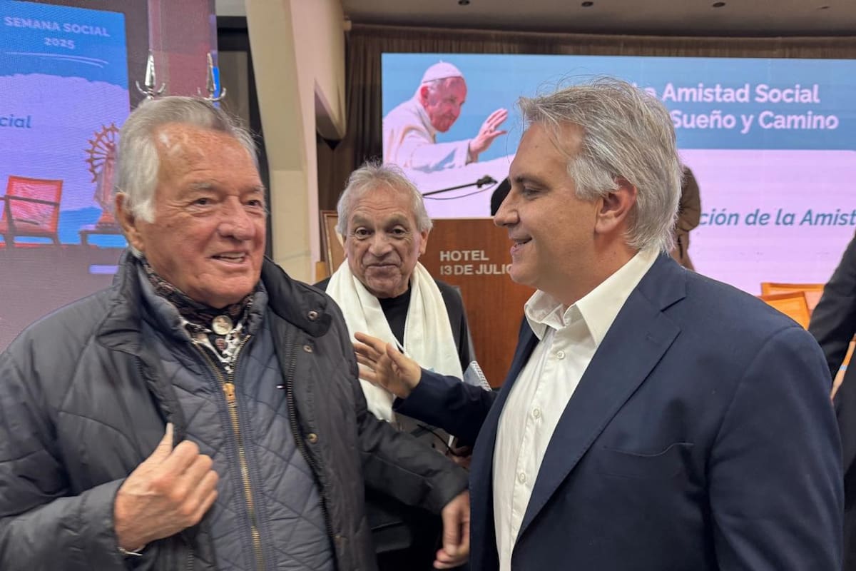 Luis Barrionuevo y Martín Llaryora participaron del encuentro con los obispos en el que hubo fuertes críticas a la gestión de Milei; atrás, el sindicalista textil Hugo Benítez