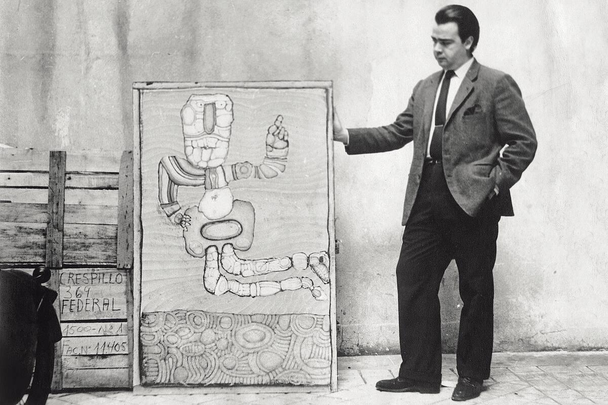 Luis Benedit con una obra suya, en los años sesenta