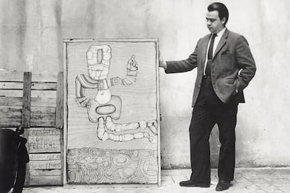 Luis Benedit con una obra suya, en los años sesenta