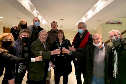 Luis Brandoni brinda luego de aquella accidentada función junto a Patricia Bullrich, Fernando Iglesias, Maximiliano Guerra, Facundo Suarez Lastra y Hernán Lombardi.