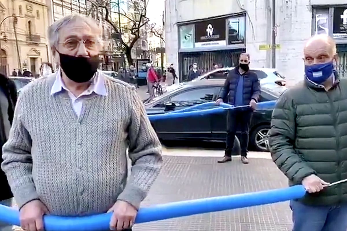 Luis Brandoni, que había convocado a esta movilización, se manifestó en el centro porteño cuidando el distanciamiento. "Es una cosa descomunal", dijo sobre el banderazo