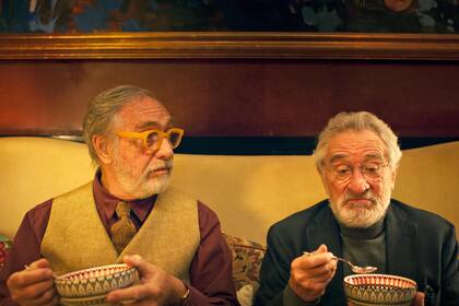 Luis Brandoni y Robert De Niro en la serie Nada, que inaugurará la sección Culinary Zinema del Festival Internacional de Cine de San Sebastián