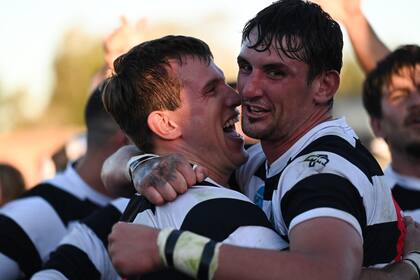 Luis Briatore, el capitán y Salvador Ochoa festejan la victoria del CASI ante Alumni